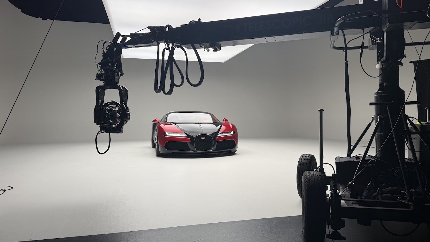 Telescopic Jib Kamerakran im weißen Studio