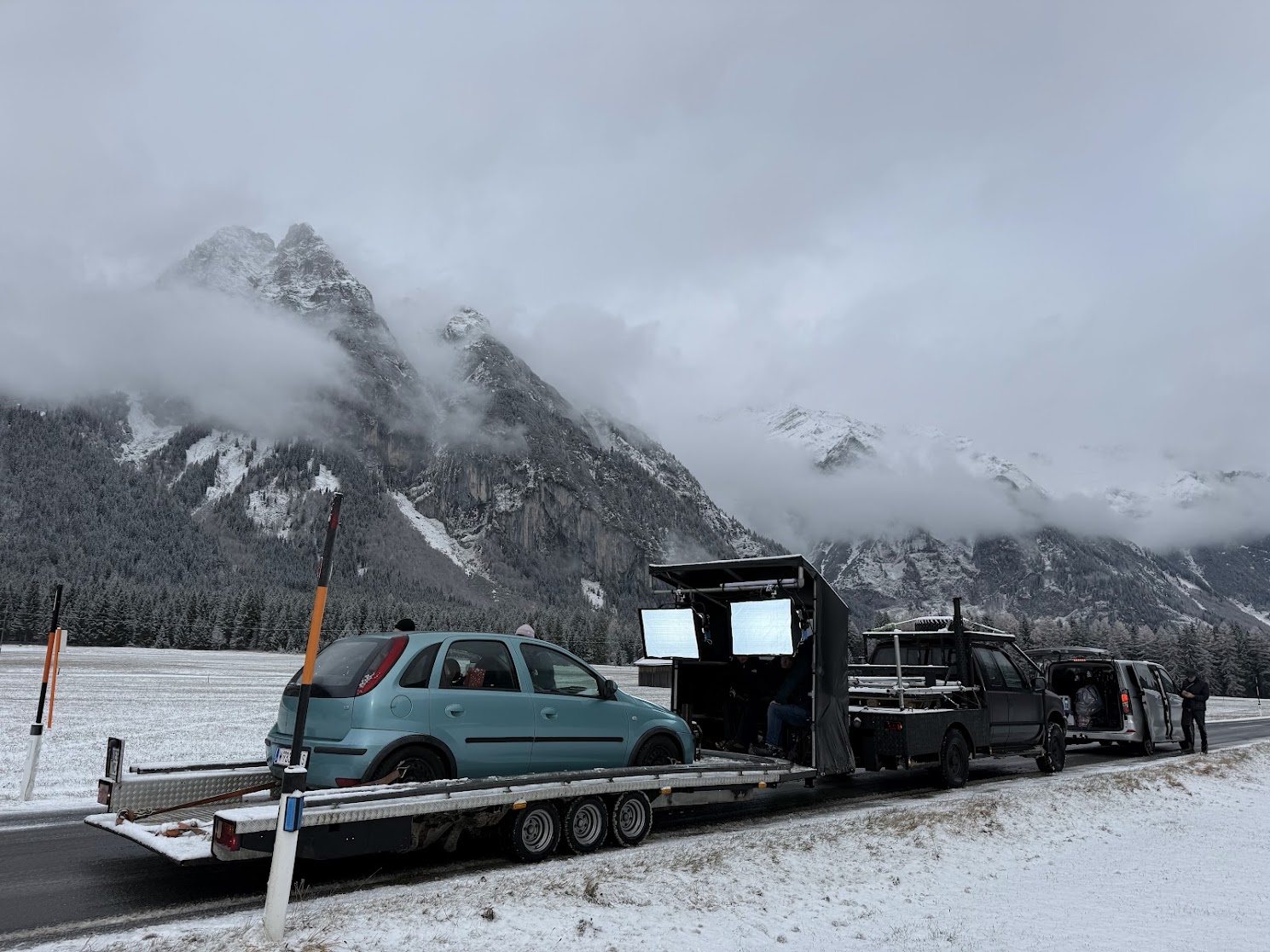 Prozesstrailer mit Kamera-Equipment in den Alpen