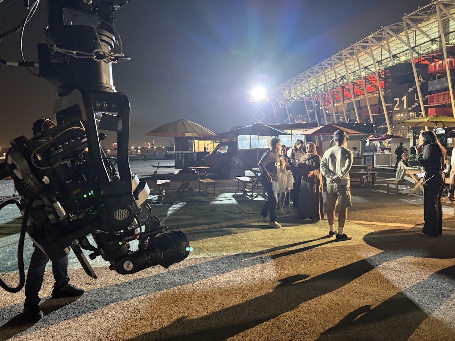Steadicam-Operator mit ARRI-Kamera bei einem nächtlichen Dreh am Set